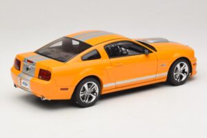 Ford Mustang GT S197 Grabber Orange Metallic AUTOart 1:18 73117-A1 Metal - imagem 3 de 8