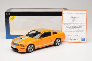 Ford Mustang GT S197 Grabber Orange Metallic AUTOart 1:18 73117-A1 Metal - imagem 8 de 8