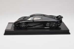 Koenigsegg Regera Preto Pacote de Carbono Interior Bege FrontiArt 1:18 REMC042 Resina - imagem 3 de 7