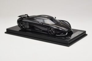 Koenigsegg Regera Preto Pacote de Carbono FrontiArt 1:18 F079-179 Resina - imagem 4 de 7