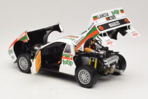 Lancia 037 #2 A. Bettega / M. Perissinot Rally San Marino 1984 Kyosho 1:18 08306F Metal - imagem 5 de 8