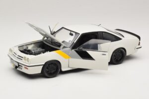 Opel Manta B GT/E Branco Jantes Personalizadas Pretas Revell 1:18 08422 Metal - imagem 2 de 8