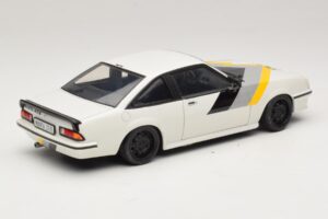 Opel Manta B GT/E Branco Jantes Personalizadas Pretas Revell 1:18 08422 Metal - imagem 3 de 8