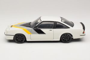 Opel Manta B GT/E Branco Jantes Personalizadas Pretas Revell 1:18 08422 Metal - imagem 4 de 8