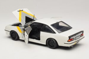 Opel Manta B GT/E Branco Jantes Personalizadas Pretas Revell 1:18 08422 Metal - imagem 5 de 8