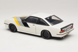 Opel Manta B GT/E Branco Jantes Personalizadas Pretas Revell 1:18 08422 Metal - imagem 7 de 8