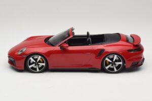 Porsche 911 992 Turbo S Cabriolet Vermelho Escuro Minichamps 1:18 PORSCHE007 Metal - imagem 3 de 6