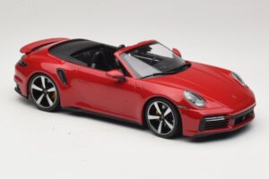 Porsche 911 992 Turbo S Cabriolet Vermelho Escuro Minichamps 1:18 PORSCHE007 Metal - imagem 4 de 6