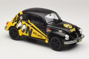 Volkswagen Beetle 1303 Go with Moon Solido 1:18 S1800519 Metal - imagem 6 de 8