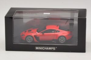 Aston Martin V12 Vantage GT3 Vermelho Minichamps 1:43 4371121392 Metal - imagem 4 de 4