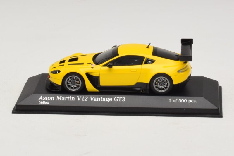Aston Martin V12 Vantage GT3 Amarelo Minichamps 1:43 Aston Martin V12 Vantage GT3 Amarelo Minichamps 1:43 437121391 Metal