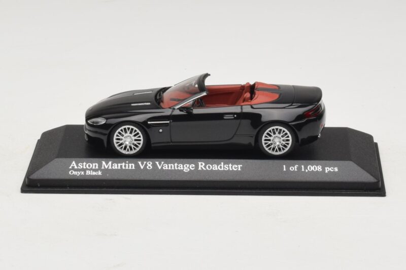 Aston Martin V8 Vantage Roadster Preto Metálico Minichamps 1:43 Aston Martin V8 Vantage Roadster Preto Metálico Minichamps 1:43 400137431 Metal