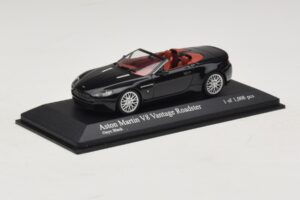 Aston Martin V8 Vantage Roadster Preto Metálico Minichamps 1:43 400137431 Metal - imagem 2 de 4