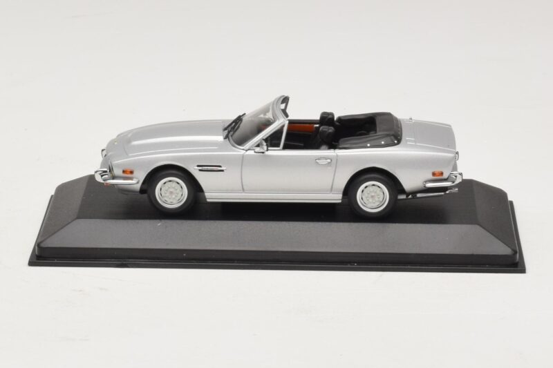 Aston Martin V8 Volante Prateado Minichamps 1:43 Aston Martin V8 Volante Prateado Minichamps 1:43 400137601 Metal