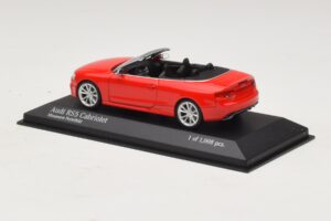 Audi RS5 B8 Cabriolet Vermelho Minichamps 1:43 410011230 Metal - imagem 3 de 4