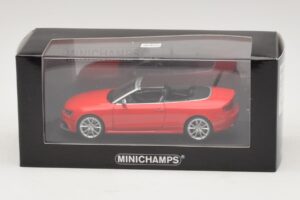 Audi RS5 B8 Cabriolet Vermelho Minichamps 1:43 410011230 Metal - imagem 4 de 4