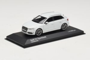 Audi S3 8V Sportback Branco Minichamps 1:43 437013010 Metal - imagem 2 de 4