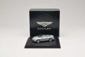 Bentley Continental GTC Light Grey Metallic Minichamps 1:43 BL907 Metal - imagem 3 de 4