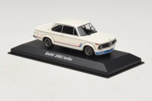 BMW 2002 Turbo Branco Maxichamps 1:43 940022201 Metal - imagem 3 de 4