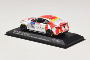BMW M235i Bong Motorsport #307 Nett / Akata 24 Hours of Nurburgring 2015 Minichamps 1:43 437152507 Metal - imagem 3 de 4