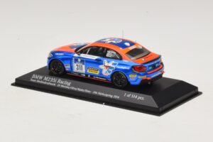 BMW M235i Team Medienkraftwerk #311 Di Martino / Olivo 24 Hours of Nurburgring 2014 Minichamps 1:43 437142411 Metal - imagem 3 de 4