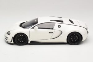 Bugatti Veyron Super Sport Branco Minichamps 1:18 100110844 Metal - imagem 4 de 8