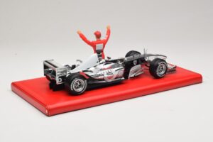 Ferrari F2004 #1 M. Schumacher Six Time World Champion 2004 Cromado Prata Hot Wheels 1:18 C7332 Metal - imagem 2 de 6