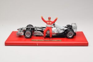 Ferrari F2004 #1 M. Schumacher Six Time World Champion 2004 Cromado Prata Hot Wheels 1:18 C7332 Metal - imagem 3 de 6