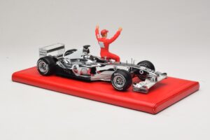 Ferrari F2004 #1 M. Schumacher Six Time World Champion 2004 Cromado Prata Hot Wheels 1:18 C7332 Metal - imagem 4 de 6