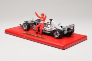 Ferrari F2004 #1 M. Schumacher Six Time World Champion 2004 Cromado Prata Hot Wheels 1:18 C7332 Metal - imagem 5 de 6