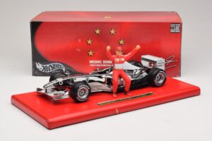 Ferrari F2004 #1 M. Schumacher Six Time World Champion 2004 Cromado Prata Hot Wheels 1:18 C7332 Metal - imagem 6 de 6