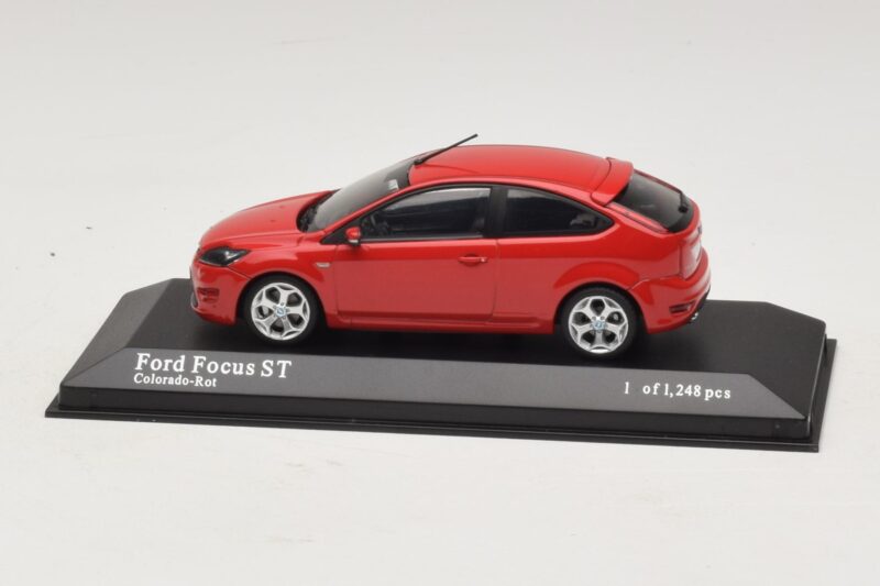 Ford Focus ST Mk2 Vermelho Minichamps 1:43 Ford Focus ST Mk2 Vermelho Minichamps 1:43 400087301 Metal