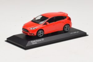 Ford Focus ST Mk3 Vermelho Minichamps 1:43 410081001 Metal - imagem 2 de 4