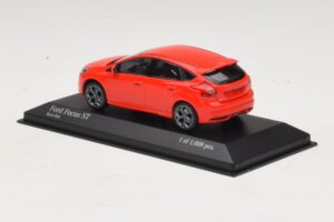Ford Focus ST Mk3 Vermelho Minichamps 1:43 410081001 Metal - imagem 3 de 4