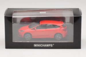 Ford Focus ST Mk3 Vermelho Minichamps 1:43 410081001 Metal - imagem 4 de 4