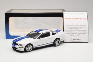 Ford Shelby Cobra GT500 Concept Branco com Risca Azul AUTOart 1:18 73052 Metal - imagem 8 de 8