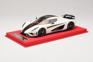 Koenigsegg Regera Branco com Carbono Preto FrontiArt 1:18 REMC043 Resina