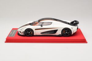 Koenigsegg Regera Branco com Carbono Preto FrontiArt 1:18 REMC043 Resina - imagem 3 de 7