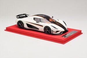 Koenigsegg Regera Branco com Carbono Preto FrontiArt 1:18 REMC043 Resina - imagem 4 de 7