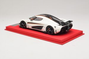 Koenigsegg Regera Branco com Carbono Preto FrontiArt 1:18 REMC043 Resina - imagem 5 de 7
