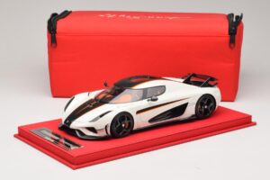 Koenigsegg Regera Branco com Carbono Preto FrontiArt 1:18 REMC043 Resina - imagem 7 de 7