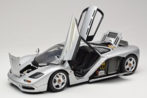 McLaren F1 Prata Minichamps 1:12 530133123 Metal - imagem 2 de 8