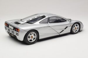 McLaren F1 Prata Minichamps 1:12 530133123 Metal - imagem 3 de 8