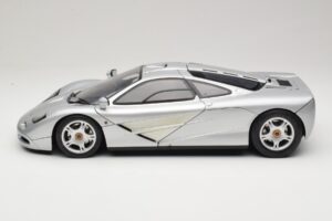 McLaren F1 Prata Minichamps 1:12 530133123 Metal - imagem 4 de 8