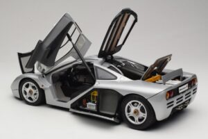 McLaren F1 Prata Minichamps 1:12 530133123 Metal - imagem 5 de 8