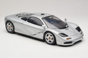 McLaren F1 Prata Minichamps 1:12 530133123 Metal - imagem 6 de 8