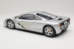 McLaren F1 Prata Minichamps 1:12 530133123 Metal - imagem 7 de 8