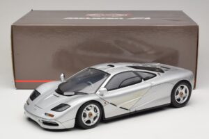 McLaren F1 Prata Minichamps 1:12 530133123 Metal - imagem 8 de 8