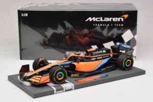 McLaren MCL36 #3 D. Ricciardo Bahrain GP 2022 Minichamps 1:18 537221803 Metal - imagem 2 de 7
