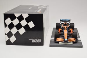 McLaren MCL36 #3 D. Ricciardo Bahrain GP 2022 Minichamps 1:18 537221803 Metal - imagem 3 de 7
